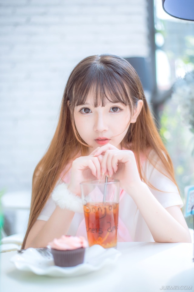 对于小野的教育，韩寒说唯一的要求是善良和想象力。韩寒不希望女儿为产品代言，他说他不希望女儿配合这个世界，但希望她认识和了解这个世界！——韩寒